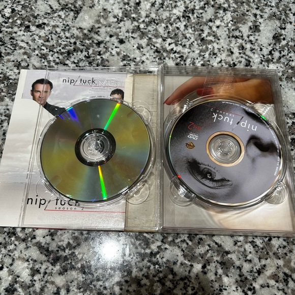 THE COMPLETE NIP/TUCK SEASONS 1 AND 2 - Picture 8 of 12